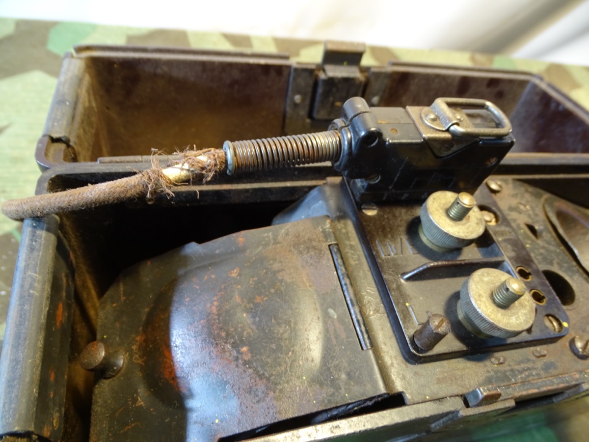 Feldtelefon der Wehrmacht, alle großen Bauteile Jahresgleich von 1944 Feldtelefon der Wehrmacht, alle großen Bauteile Jahresgleich von 1944