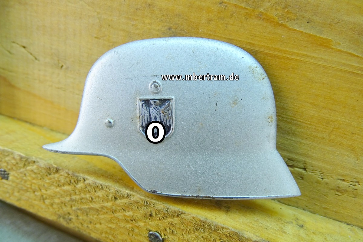 Wehrmachts Stahlhelm mit Adlerwappen,  Auflage für Fotoalbum etc.