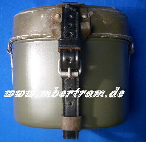 Kochgeschirr Wehrmacht, 90% Lackierung erhalten, "WJ 44", u. Beriemung
