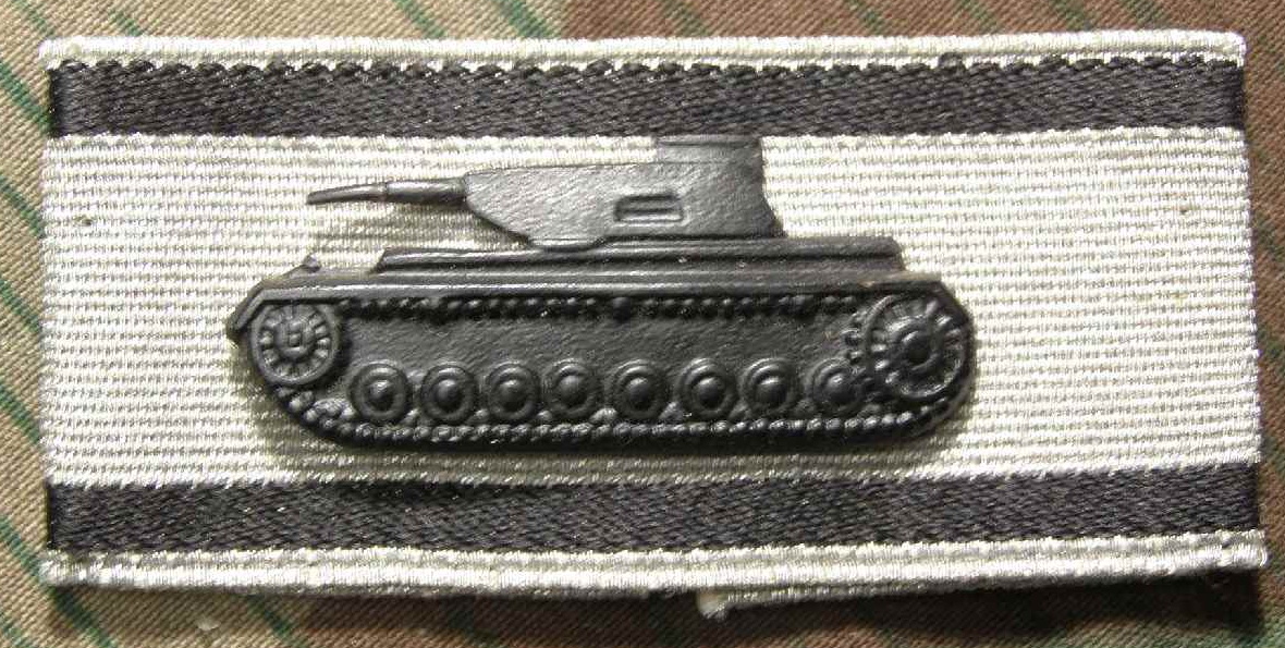 REPLIK: Panzer Vernichtungsabzeichen auf silberner Bandunterlage.