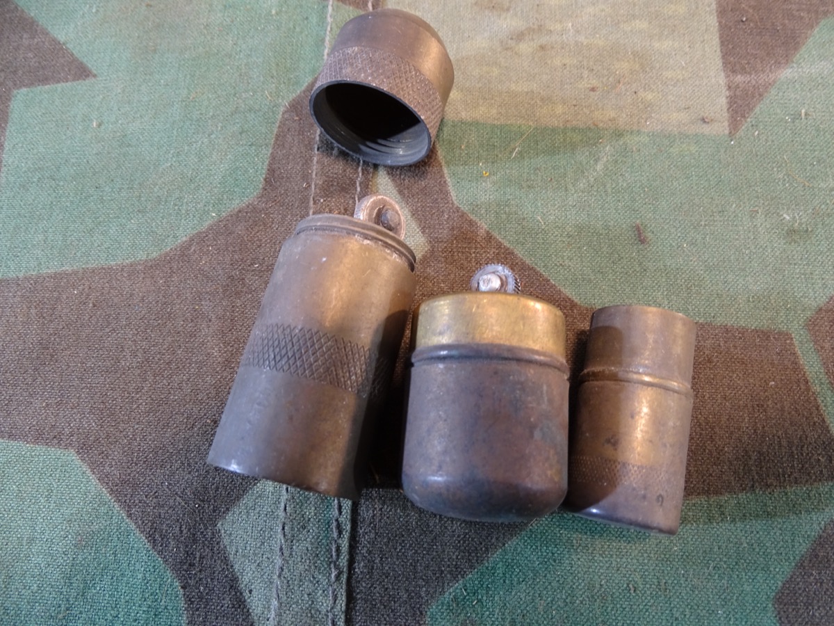 4 Teile von Wehrmachts Feuerzeugen / kleinen Taschen Benzin Feuerzeugen vor 1945