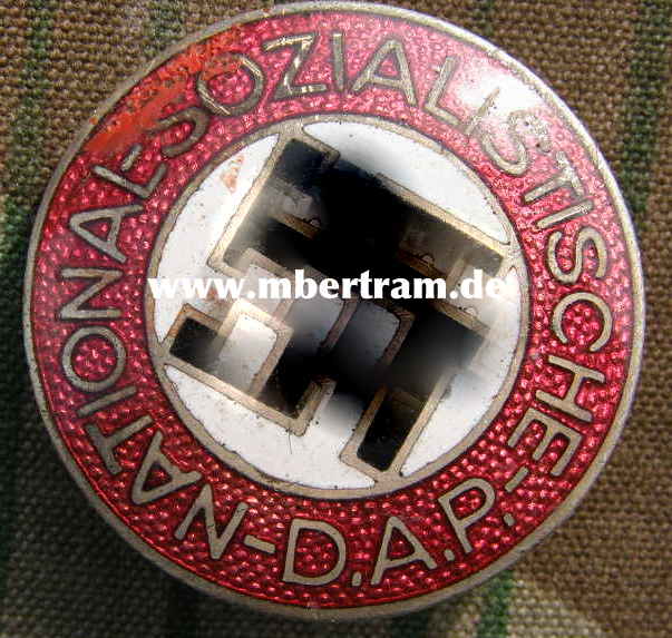 NSDAP PARTEIABZEICHEN, EMAILLIERT, Hst: RZM M1/77