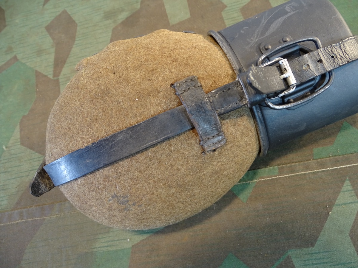 Wehrmacht, frühe Alu Feldflasche mit schwarzem Alu Trinkbecher, Marke  " C& CW 36" 