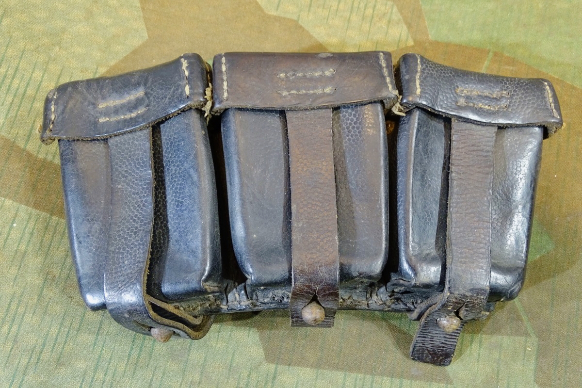 Schwarze K 98 3er Patronentasche mit Herstellermarke