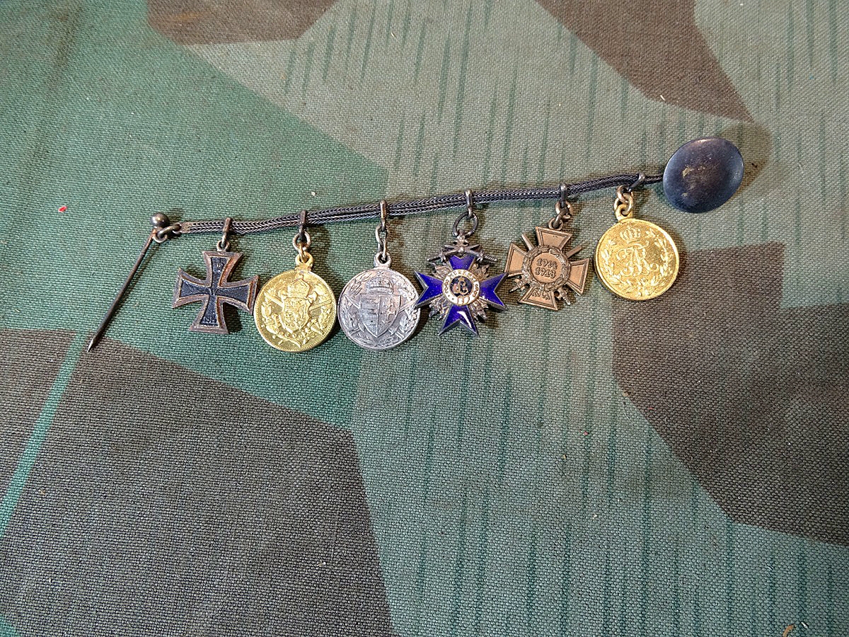 6er Miniaturen Frackkettchen: EK 2, Bulgar. u Ö. Verd. Med., Bayr. Mil. Verd. Kreuz, Ehrenkr.f.Frontkpf. , Fr. August Med.