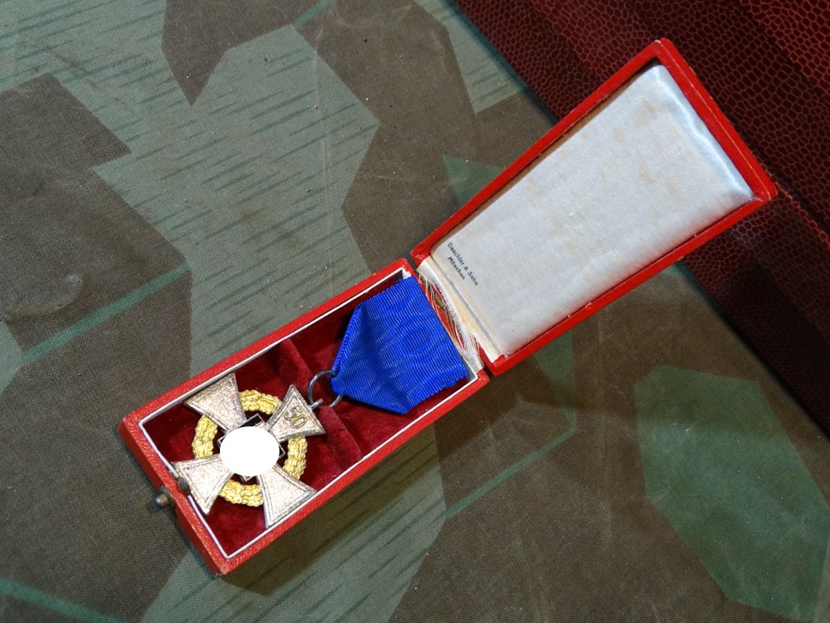 Treudienst-Ehrenzeichen Sonderstufe für 50 Jahre, versilbert, vergoldet, am Band in Etui, Deschler