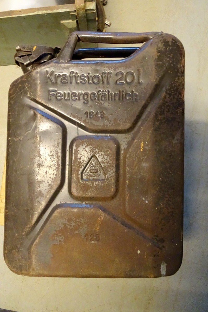 Wehrmacht Benzin Kanister, " Kraftstoff Feuergefährlich, 1943 ", Dunkelgrün