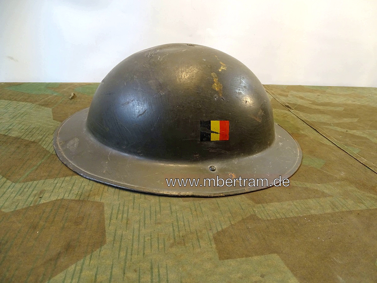 Belgischer Tellerhelm, schön erhalten mit seitlichen Landesfarben