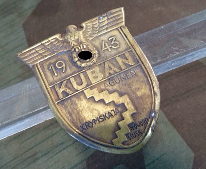Replik: Kuban 1943 Ärmelschild mit allen 4 Splinten, Buntmetall. 
