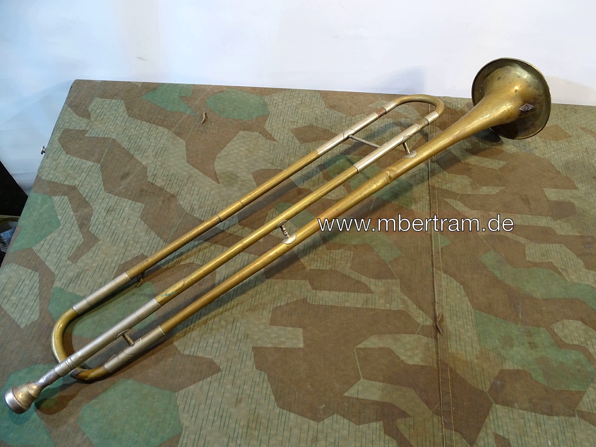 HJ Fanfahre eines HJ Musikzuges mit HJ Rauten Emblem mit HK