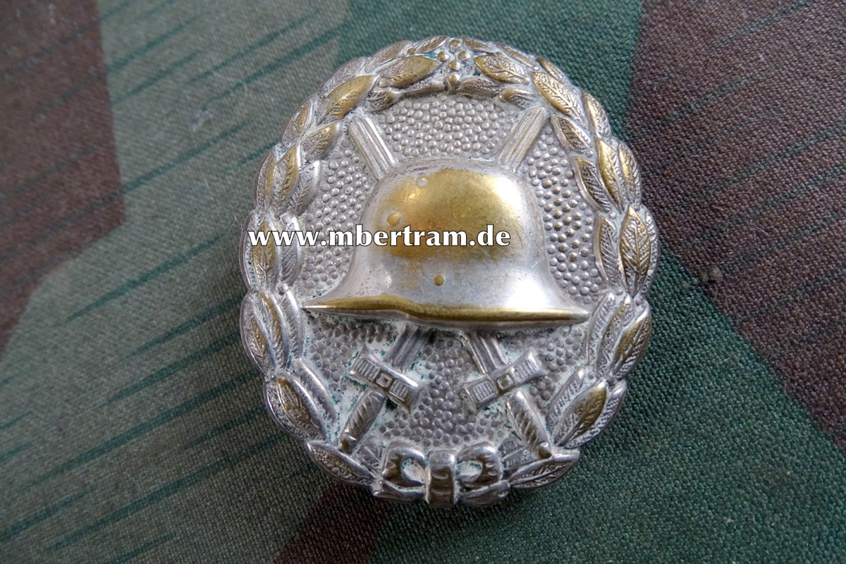 Verwundetenabzeichen in Silber 1918 Buntmetall hohlgeprägt.