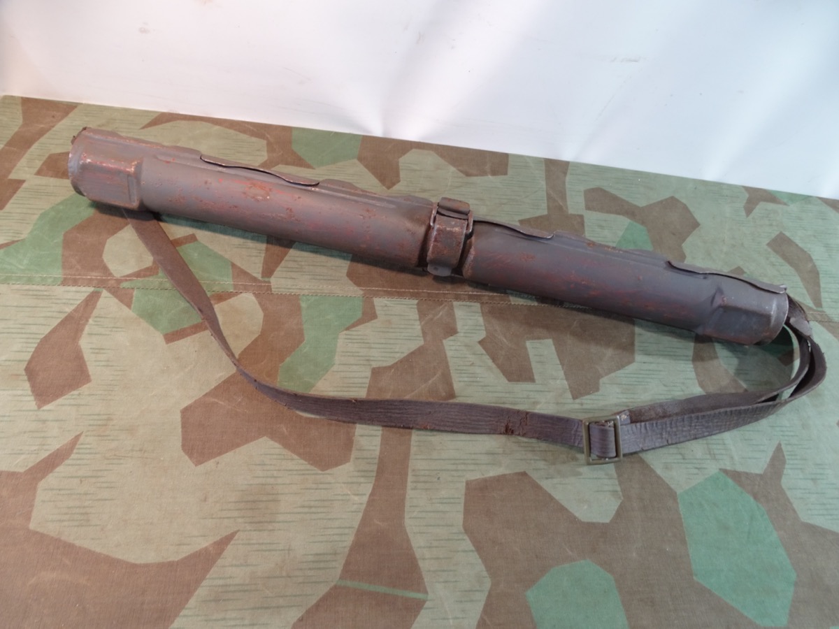 Luftwaffe / Fallschirmjäger Ersatzlaufbehälter für MG 42,  Webriemen.  "Laufschützer 42" Hst. Code u.WaA, blaugrau Luftwaffe / Fallschirmjäger Ersatzlaufbehälter für MG 42,  Webriemen.  "Laufschützer 42" Hst. Code u.WaA, blaugrau