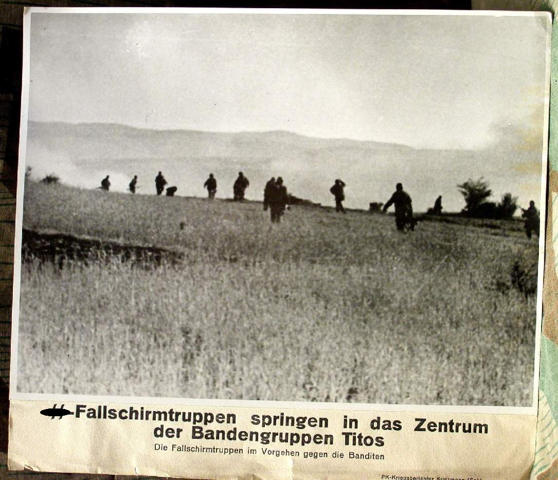 SS Fallschirmjäger springen ins Zentrum von Titos Banden