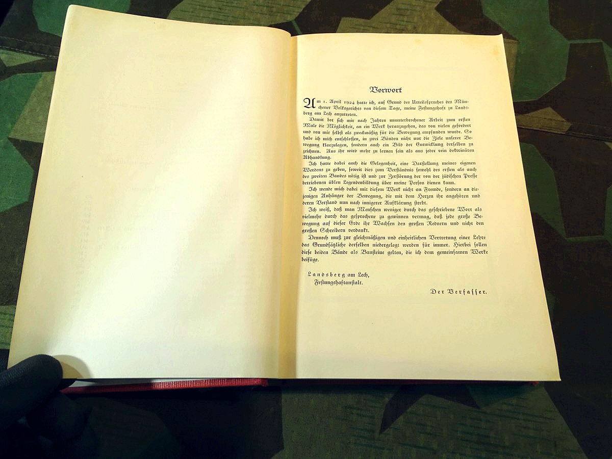 Sehr seltener Mein Kampf als Jubiläumsausgabe in rotem Leinen. Sehr seltener Mein Kampf als Jubiläumsausgabe in rotem Leinen.