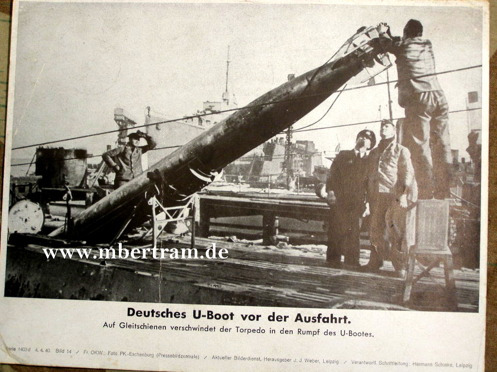 Deut. U-Boot vor der Ausfahrt, beladen mit Torpedos. 1940