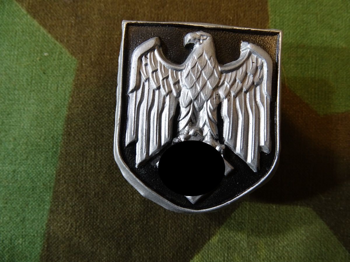 Adler Wappen für Wehrmachts Tropenhelm, frühes Stück, Buntmetall lackiert, alle Splinte dran