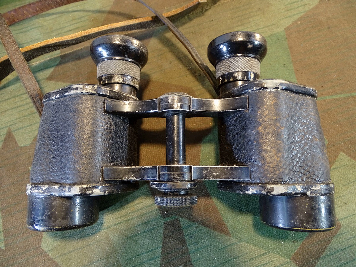 Carl Zeiss Jena Dienstglas mit Leder Köcher und Trageriemen. 