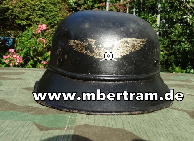 Luftschutzhelm, Gladiatorform m. Originalwappen, mit Innenhelm und Riemen