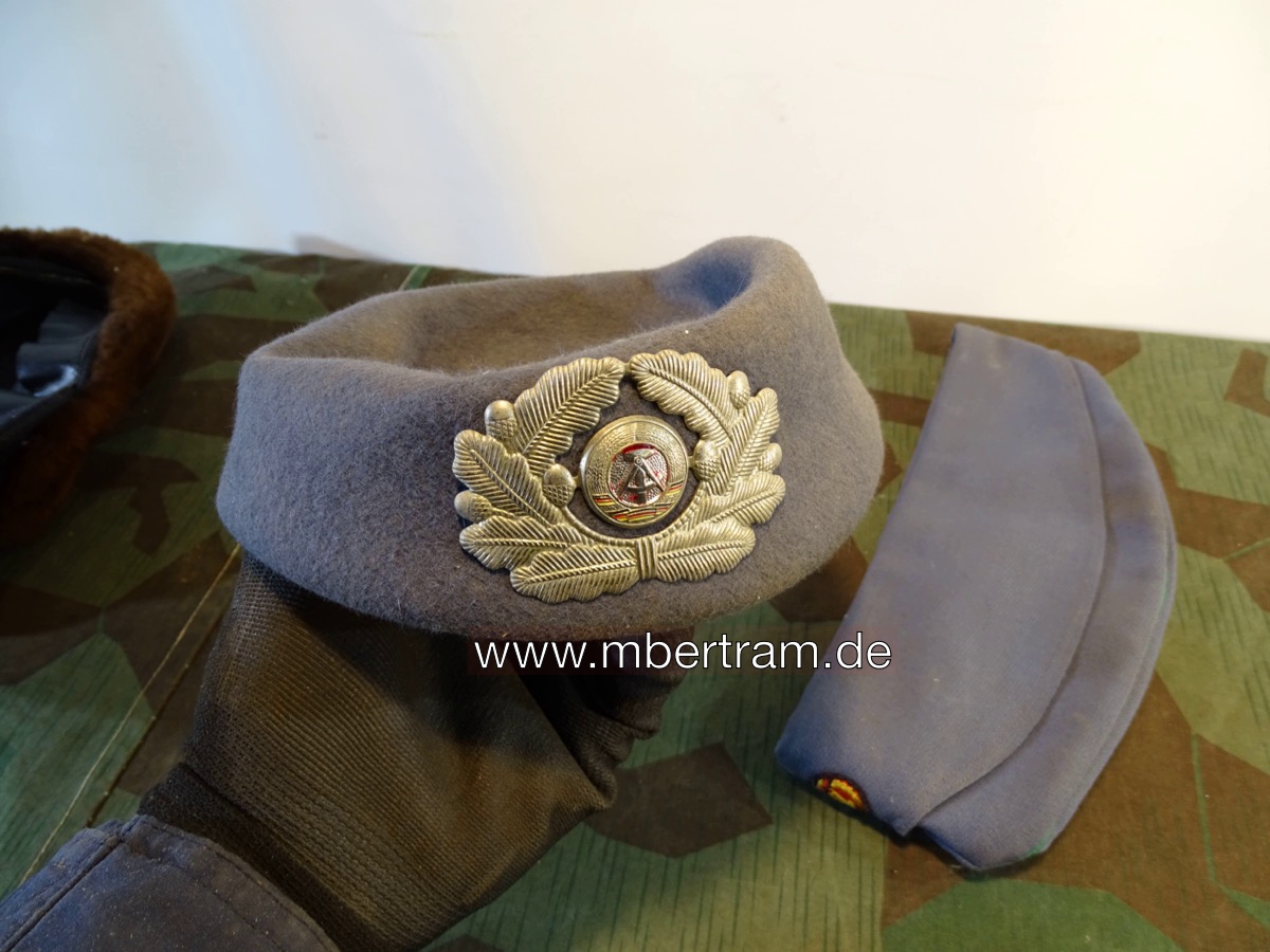 20863-13 4 uns nicht näher bekannte Mützen DDR/ DRK ??