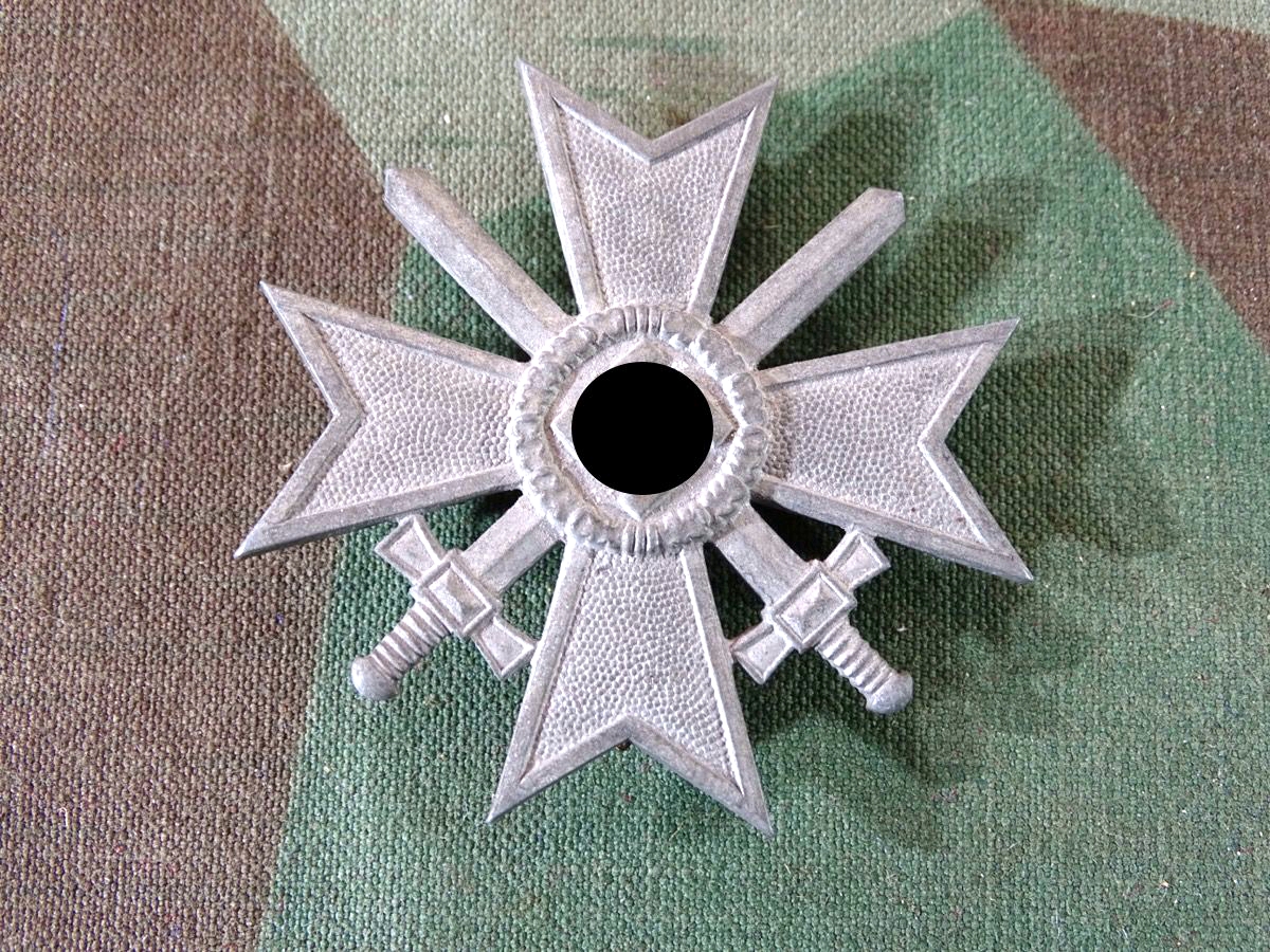 Kriegsverdienstkreuz 1. Klasse 1939 ,mit Schwertern, Feinzink, Steinauer und Lück Lüdenscheid