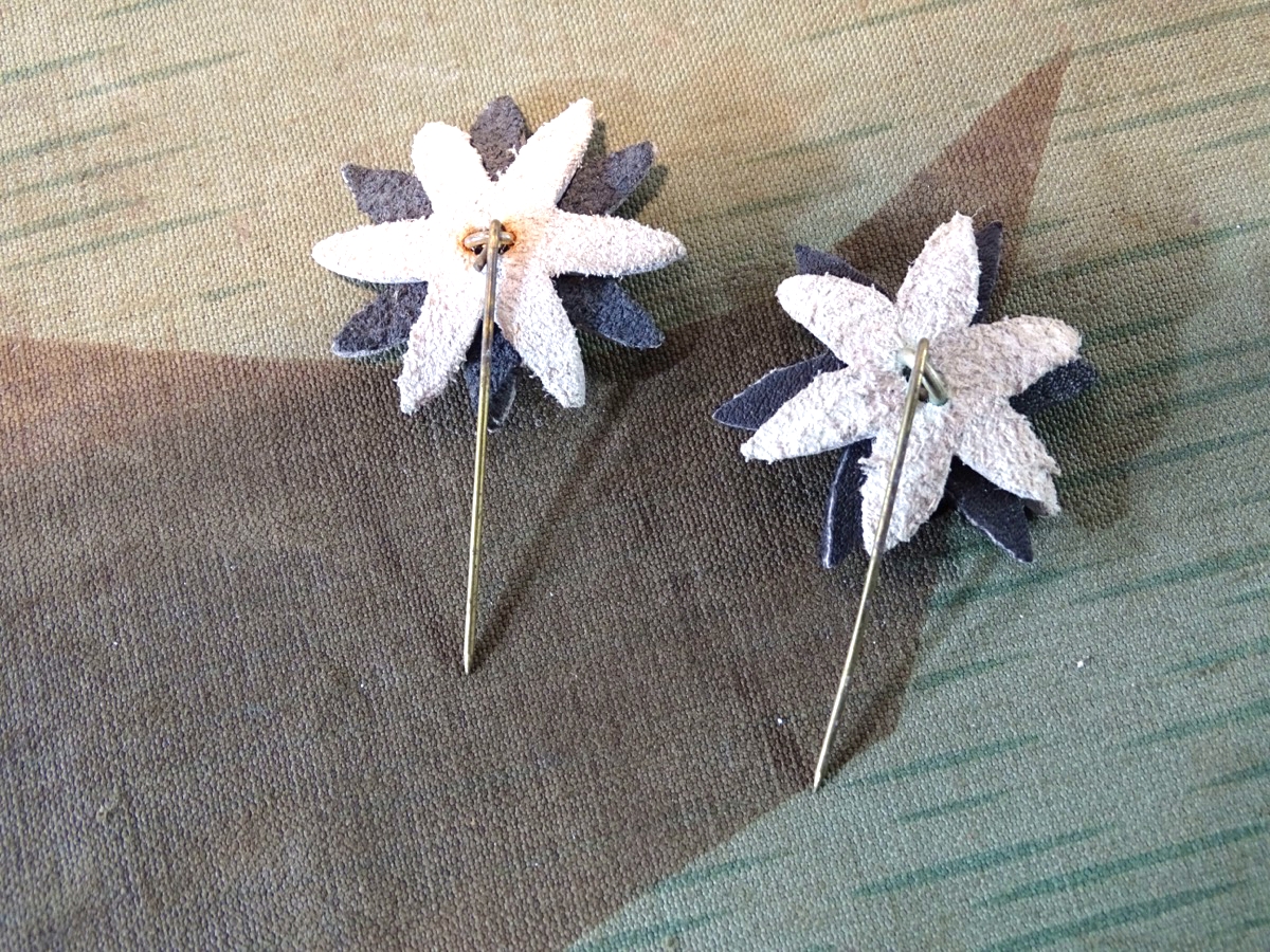 3 Reich, WHW Abzeichen : 2 Leder oder Kunstleder Blumen an Nadel 