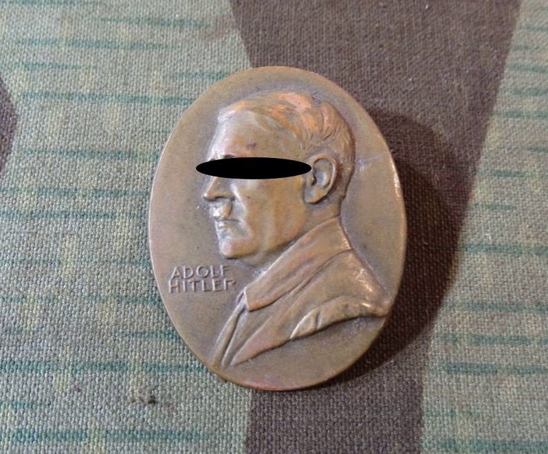 Patriotischer Sympathie Buntmetall Anstecker mit Bild von A . Hitler, selten im Handel 