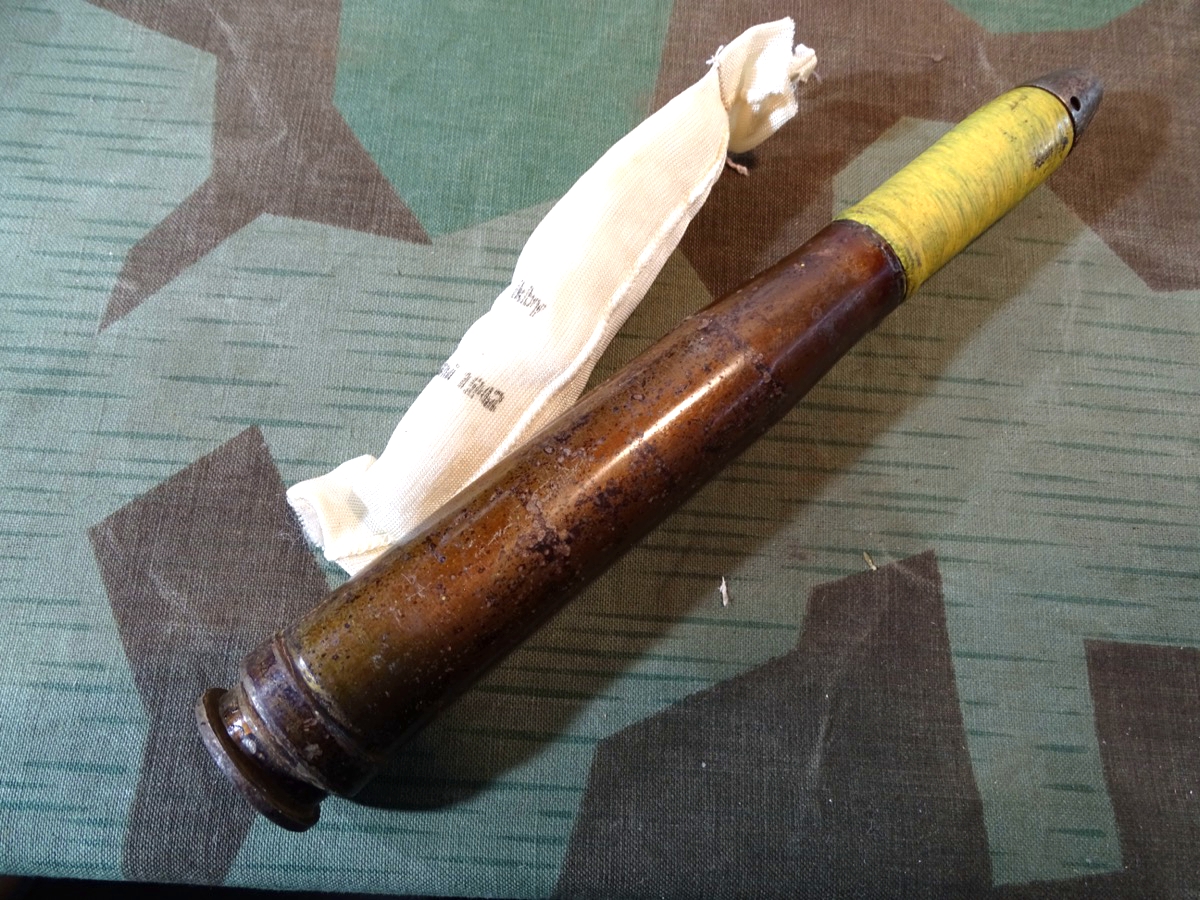 Deko-Patrone 2 cm Flak 38, Stahlhülse, Zünder, Ladungssäckchen  Deko-Patrone 2 cm Flak 38, Stahlhülse, Zünder, Ladungssäckchen