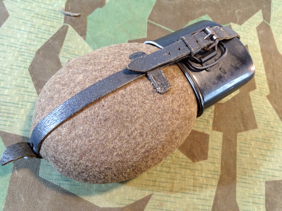 Wehrmacht, frühe Alu Feldflasche mit schwarzem Alu Trinkbecher , " e.m.k.42" 