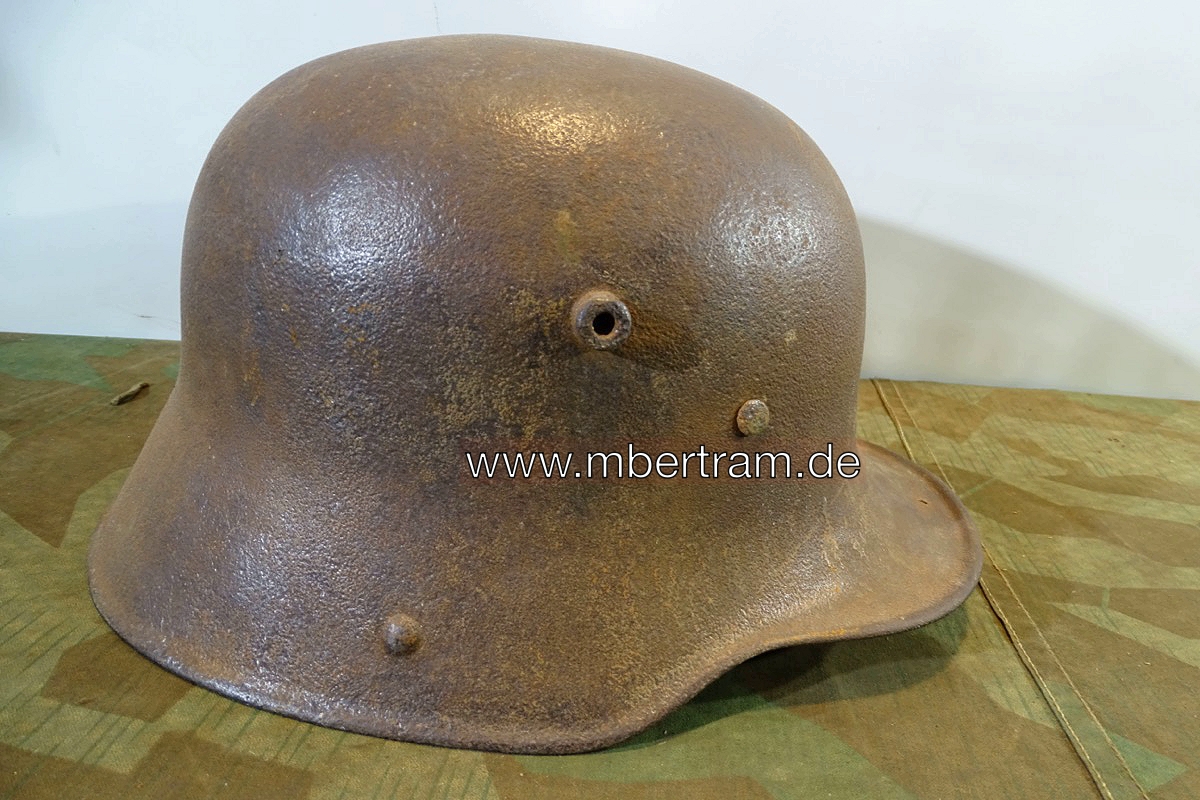 Stahlhelmglocke M 16,  1. Weltkrieg, narbig
