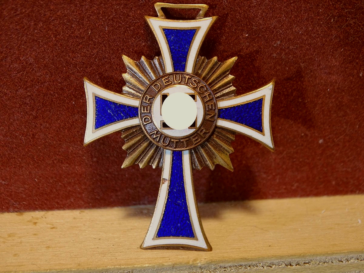 Mutterkreuz / Ehrenkreuz der Deutschen Mutter in Bronze. Mutterkreuz III.Stufe o.Band, Emaillchip